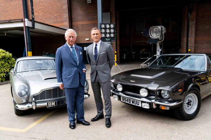 Aston Martin DB5 e Aston Martin V8 con Daniel Crieg ed il Principe Carlo